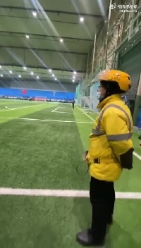 🎥大连的外卖小哥&ldquo;沉迷&rdquo;看球，送完外卖在场边一看就是一小时