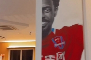 费南多社交平台晒照，昔日效力重庆队时期海报抢镜