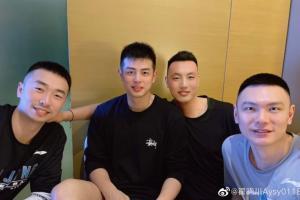 翟晓川晒与队友合照庆生：感谢我的家人&朋友&兄弟