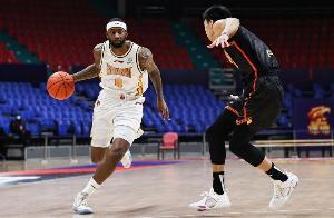 高效！乔纳森-西蒙斯出场19分钟14中9 拿下21分6篮板8助攻3抢断