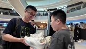 张镇麟的小粉丝对偶像的评价 拿到签名时发自内心激动